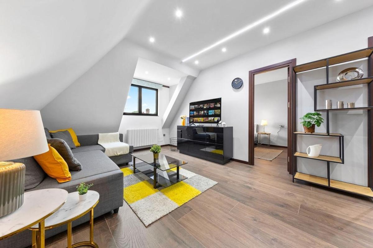 Modern 1 Bed Flat - Golders -