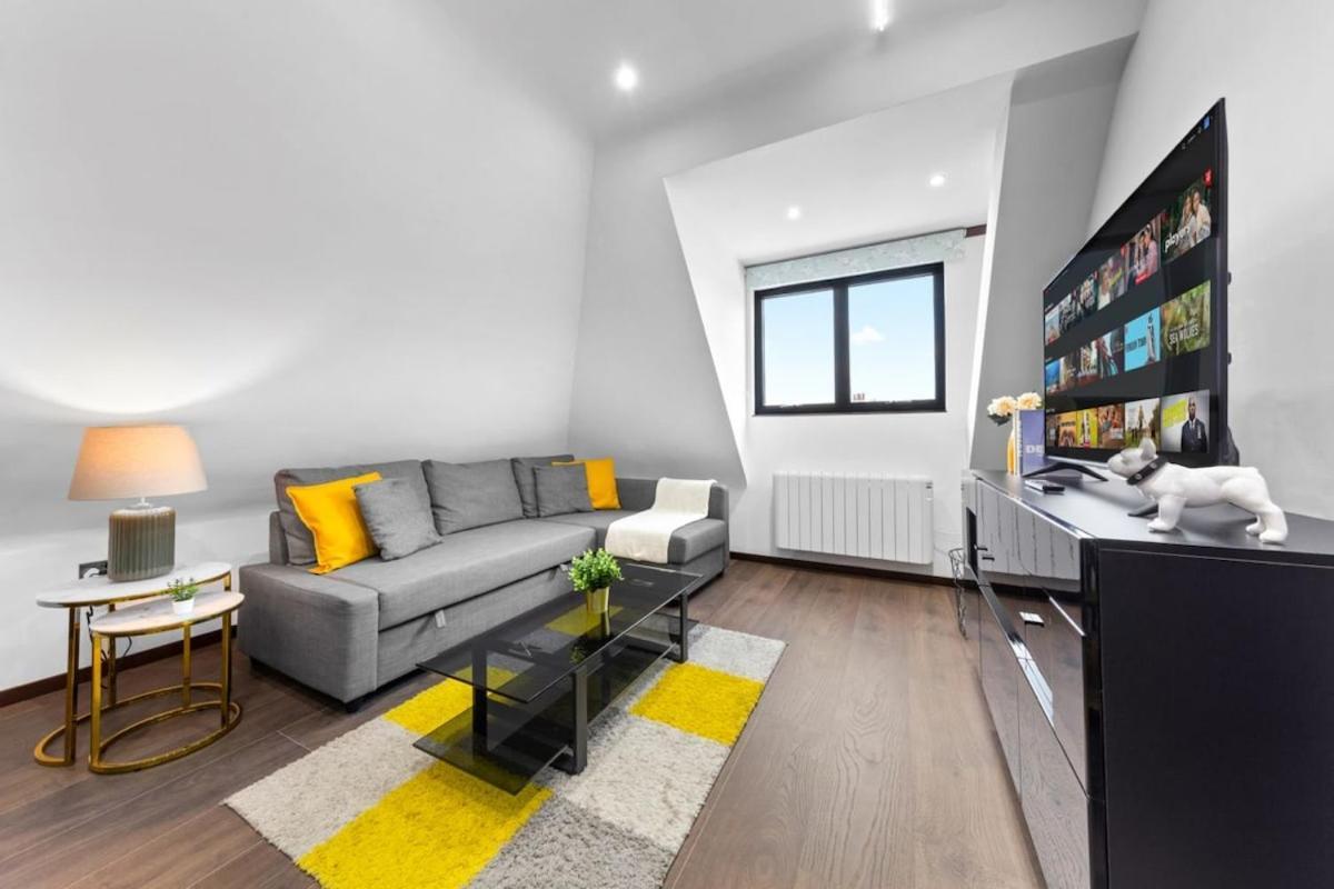 Modern 1 Bed Flat - Golders - *