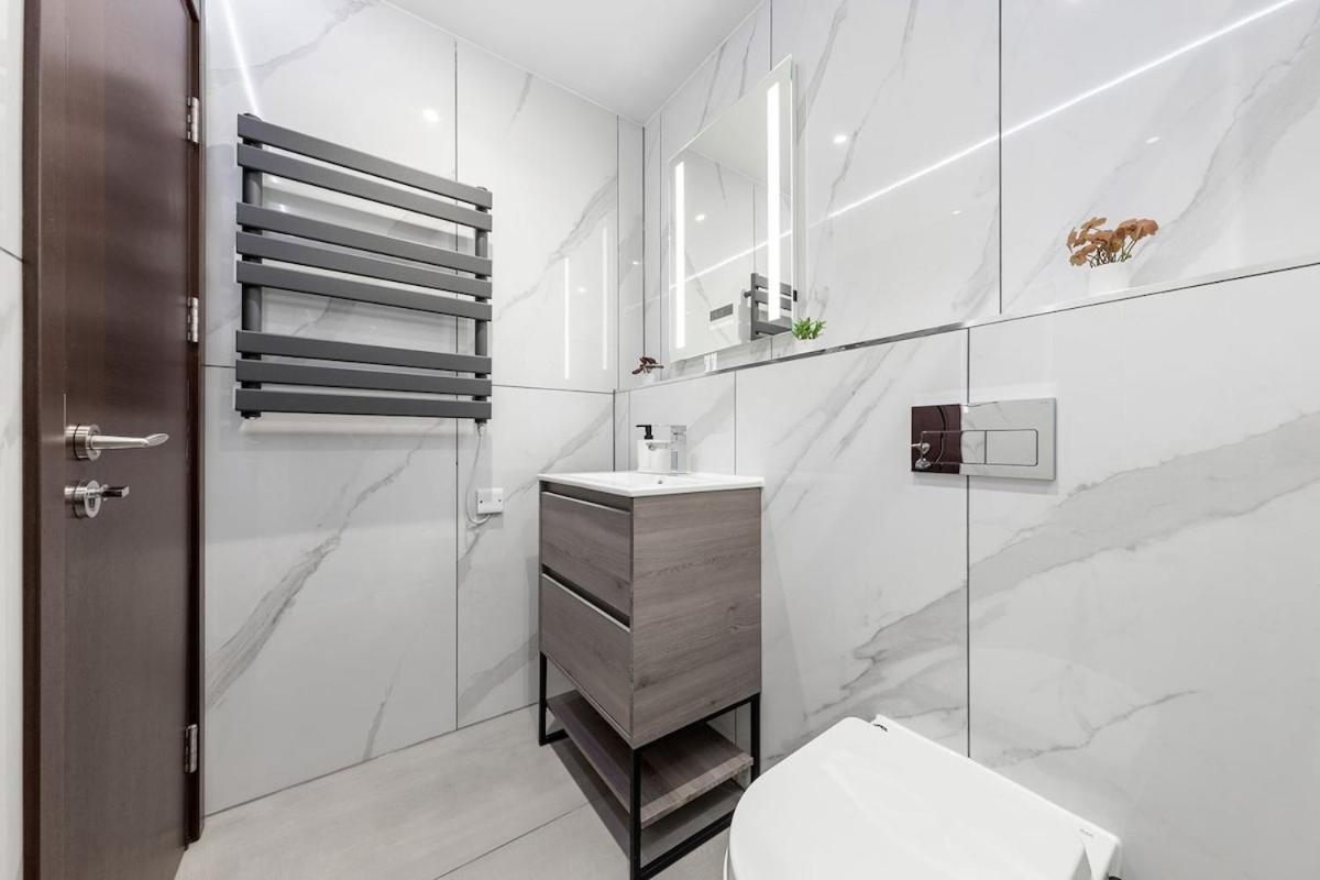 Modern 1 Bed Flat - Golders - *